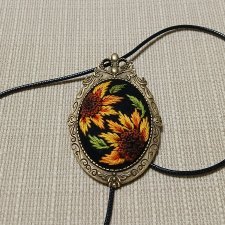 Ręcznie haftowany broszko-wisior  JESIENNE SŁONECZNIKI