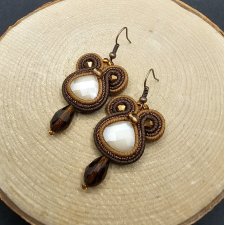 Małe beżowo-brązowe kolczyki sutasz