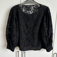 Bluzka z koronki Zara czarna koronkowa crop top