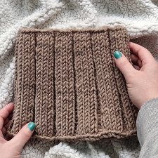 KOMIN typu golf - kobiecy, ręcznie robiony na drutach - CIEMNY BEŻOWY (kawa z mlekiem)