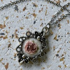 Wisiorek vintage haftowany