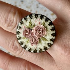 Pierścionek vintage haftowany