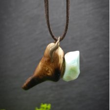 Wisiorek "wiąz i chryzopraz –naturalna głębia drewna i magiczne kamienie, biżuteria z drewna; Wood Pendant, Wooden Jewellery