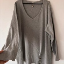 szara tunika swetrowa z dekoltem v asymetryczna 6XL / 52 / 24·Bardzo dobry·CM