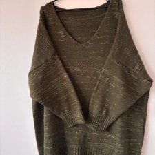 Luźny Sweter Oversize Khaki/Oliwkowy z Głebokim Dekoltem V i Złotą Nitką 8XL / 56 / 28·Bardzo dobry