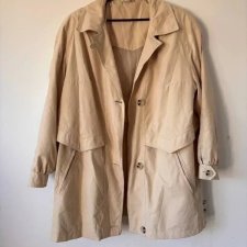 Klasyczny beżowy trencz w minimalistycznym stylu, zapinany na duże guziki 4XL / 48 / 20·Bardzo dobry·MODEL