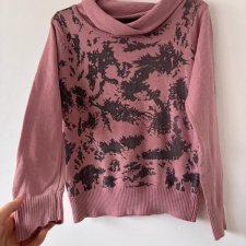 Sweter różowy z czarnym abstrakcyjnym wzorem i kołnierzem S / 36 / 8·Bardzo dobry·MODEL