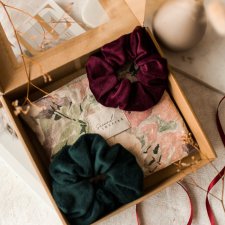 zestaw prezentowy kosmetyczka i 2 scrunchies