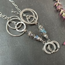 Dłuższe kolczyki z labradorytem i kołami