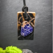 Wisiorek z amazonitem "Sodalit i brzoza" –  ręcznie rzeźbiony, biżuteria z drewna, z duszą natury; pirografia, Wood Pendant