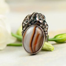 Pierścień z prążkowanym agatem w kwiatach a716