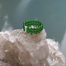 Trzy cyrkonie w zieleniach pleciony pierścionek z koralików