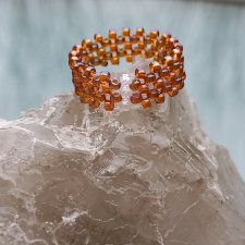 Trzy cyrkonie w zestawieniu złota bursztynu pleciony pierścionek z koralików