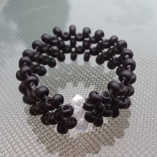 Trzy cyrkonie w matowej czerni szklanych koralików pleciony pierścionek z koralików