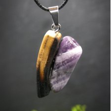 Wisiorek  "Ametyst i akacja" –  ręcznie rzeźbiony, biżuteria z drewna, z duszą natury; pirografia, Wood Pendant