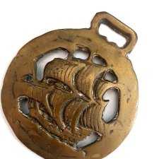 Mosiężna zawieszka vintage żaglowiec marynistyczna dekoracja retro 11,5 × 12 cm