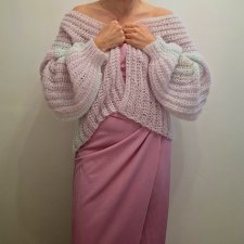 Sweter handmade w stylu romantycznym