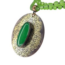 Okrągły wisior z zielonym jadeitem na ażurowym tle c1368