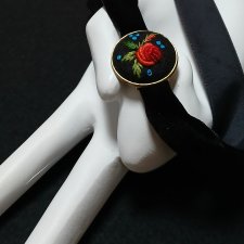 Ręcznie haftowany choker czarny na aksamitce.