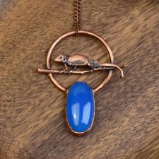 Miedziany wisiorek z chalcedonem i kameleonem #398