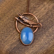 Miedziany wisiorek z chalcedonem i kameleonem #402