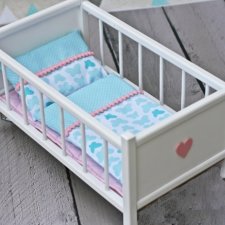 Duże i piękne drewniane łóżeczko dla lalek