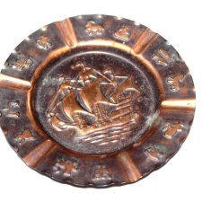 ŻAGLOWIEC mały miedziany talerzyk popielniczka