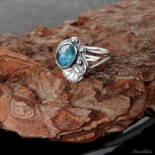 Pierścionek srebrny z niebieskim kyanitem listek regulowany