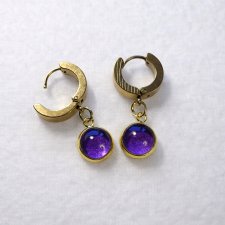 Kolczyki-huggie ESSENCE – oczko w kolorze fioletowym