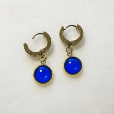 Kolczyki-huggie ESSENCE – oczko w kolorze chabrowym