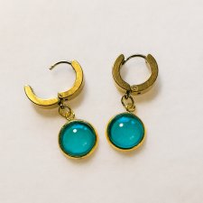 Kolczyki-huggie ESSENCE – oczko w kolorze morskiej zieleni