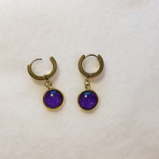 KOLCZYKI-HUGGIE ESSENCE – OCZKO W KOLORZE FIOLETOWYM