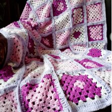 Narzuta z kwadratów w fioletach