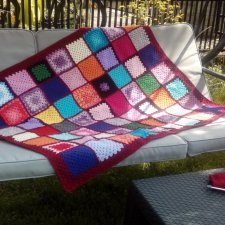 Kolorowa narzuta z kwadratów