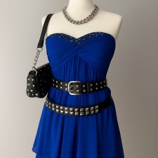 Niebieska sukienka z cekinami