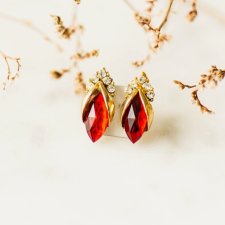 kolczyki z czerwonym oczkiem