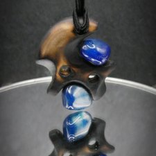 Wisiorek - drzewo owocowe i niebieskie agaty  – biżuteria z duszą ziemi, pirografia, handmade, prezent Unique Jewelry Design; Luxury Wooden Jewellery
