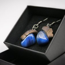 Kolczyki - lipa i niebieskie agaty  – biżuteria z duszą ziemi, pirografia, handmade, prezent Unique Jewelry Design; Luxury Wooden Jewellery