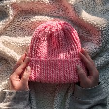 Krótka CZAPKA beanie handmade z pomponem - JASNORÓŻOWA, wykonana na DRUTACH