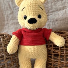 Miodek miś w czerwonym sweterku.