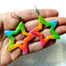 Kolorowe kolczyki gwiazdy