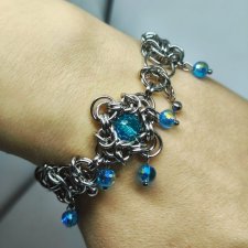 Ręcznie robiona bransoletka chainmaille z błyszczącymi niebieskimi kryształkami – stal chirurgiczna – długość na zamówienie!