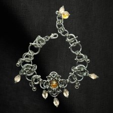 Ręcznie robiona bransoletka chainmaille z błyszczącymi złotymi kryształkami – stal chirurgiczna – długość na zamówienie!