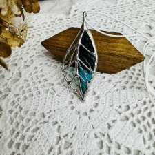 Unikatowy Wisior witrażowy ze szkła turkusowego "Liść" na sznurku