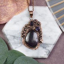 Miedziany ozdobny wisiorek z purpurytem i ametystem #581