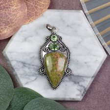 Miedziany posrebrzany ozdobny wisiorek z unakitem i peridotem #599