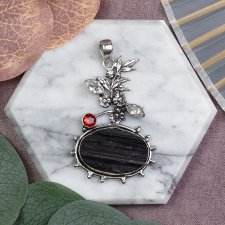 Miedziany posrebrzany ozdobny wisiorek z surowym turmalinem i motywem kwiatowym #608