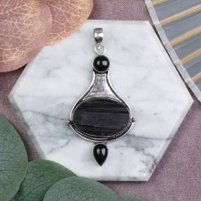 Miedziany posrebrzany ozdobny wisiorek z surowym turmalinem i onyksami #609