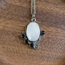 Posrebrzany ozdobny wisiorek z druzą i onyksem #618