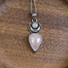 Posrebrzany ozdobny wisiorek z różowym kwarcem i k. księżycowym #620